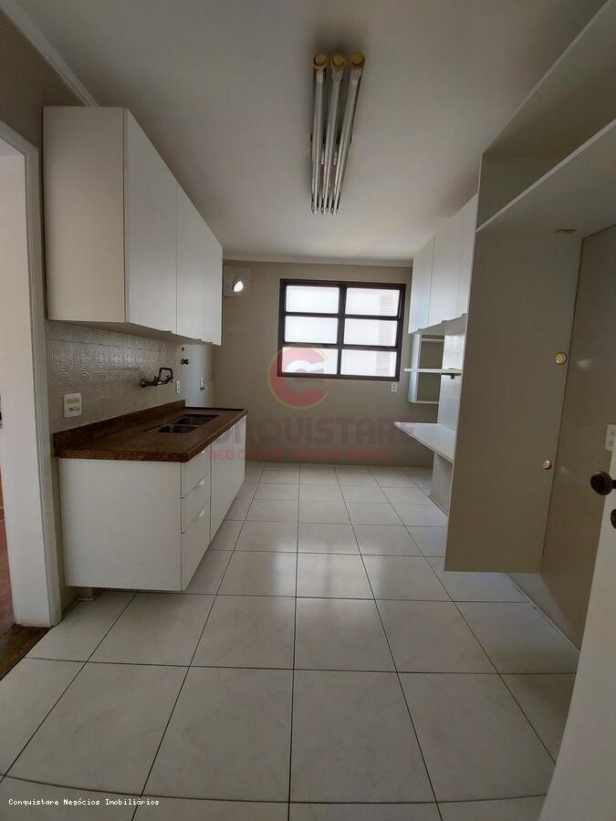 Apartamento para alugar com 3 quartos, 200m² - Foto 9