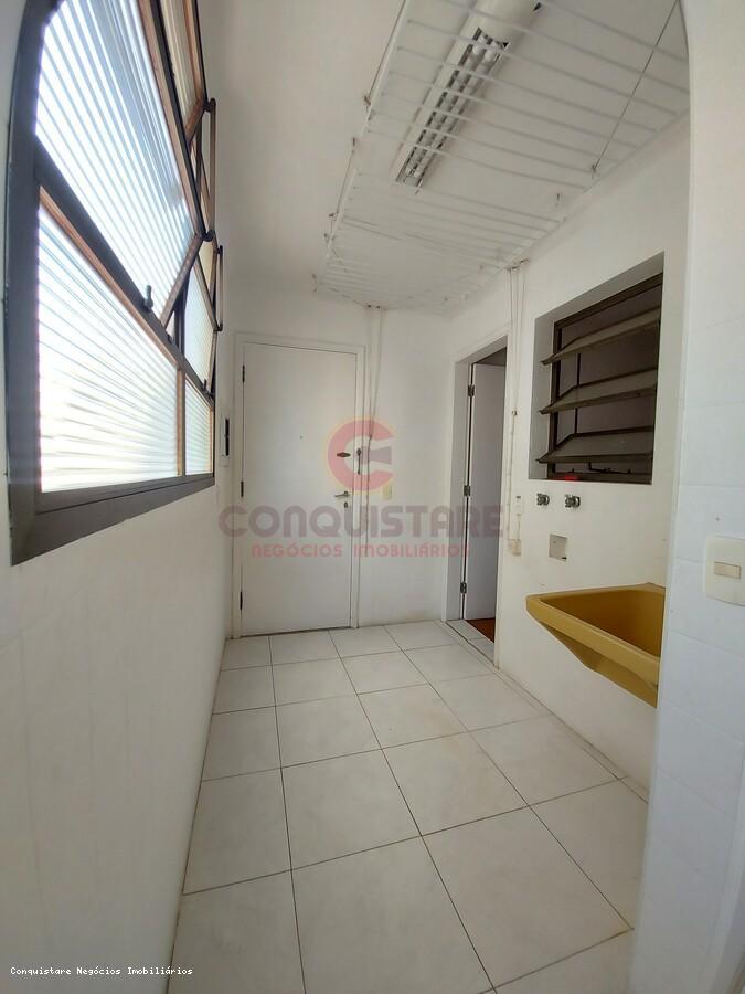 Apartamento para alugar com 3 quartos, 200m² - Foto 13