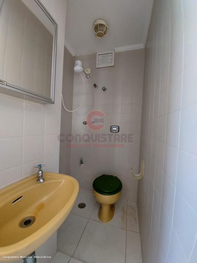 Apartamento para alugar com 3 quartos, 200m² - Foto 14