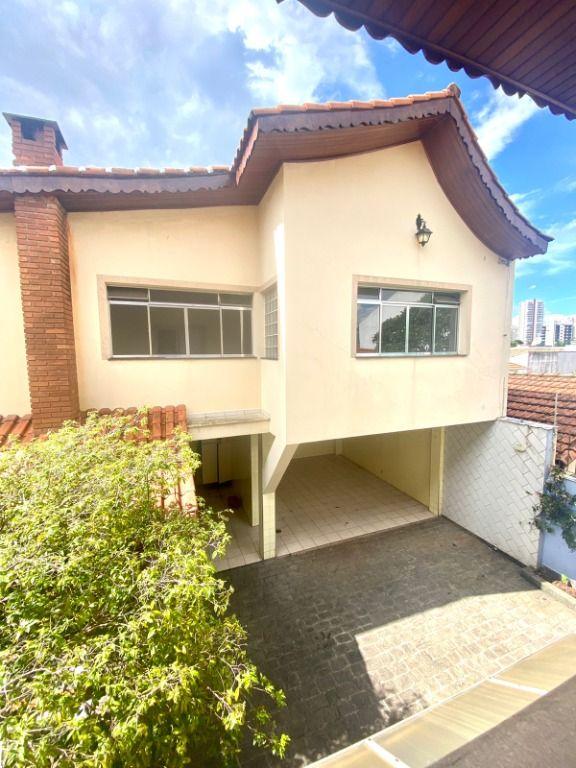 Sobrado à venda com 6 quartos, 224m² - Foto 1