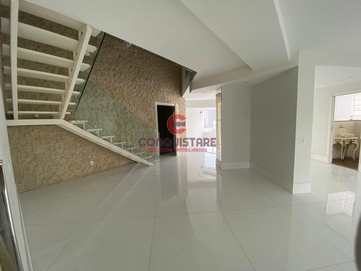 Apartamento para alugar com 3 quartos, 250m² - Foto 2